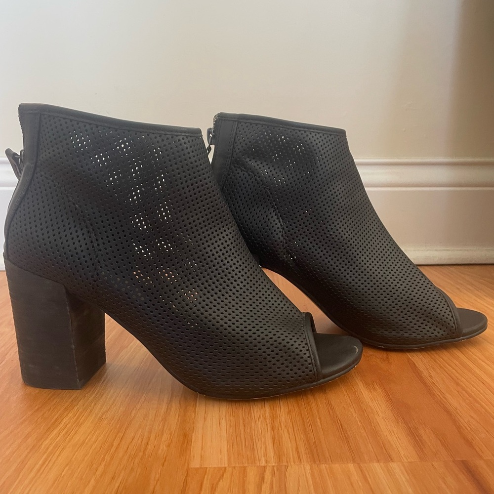 Steve Madden - black open toed